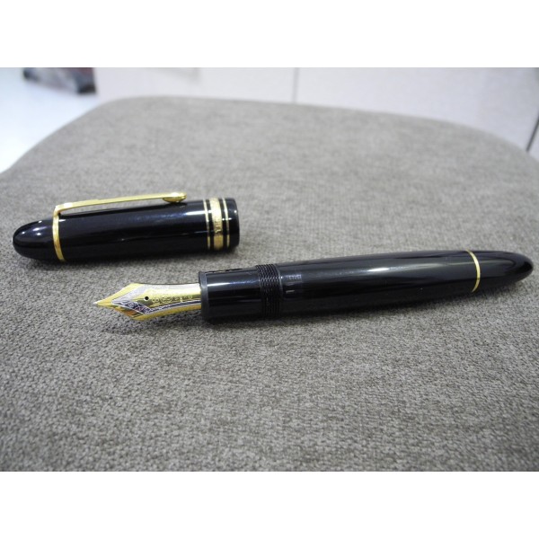 MONTBLANC 149 18K GOLD NIB FOUNTAIN PEN
