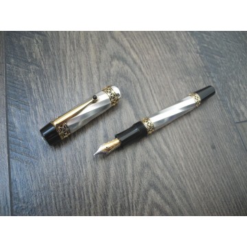 MONTBLANC PATRON OF ART KARL THE GREAT 4810 LIMITED 18K GOLD M FOUNTAIN PEN NOS